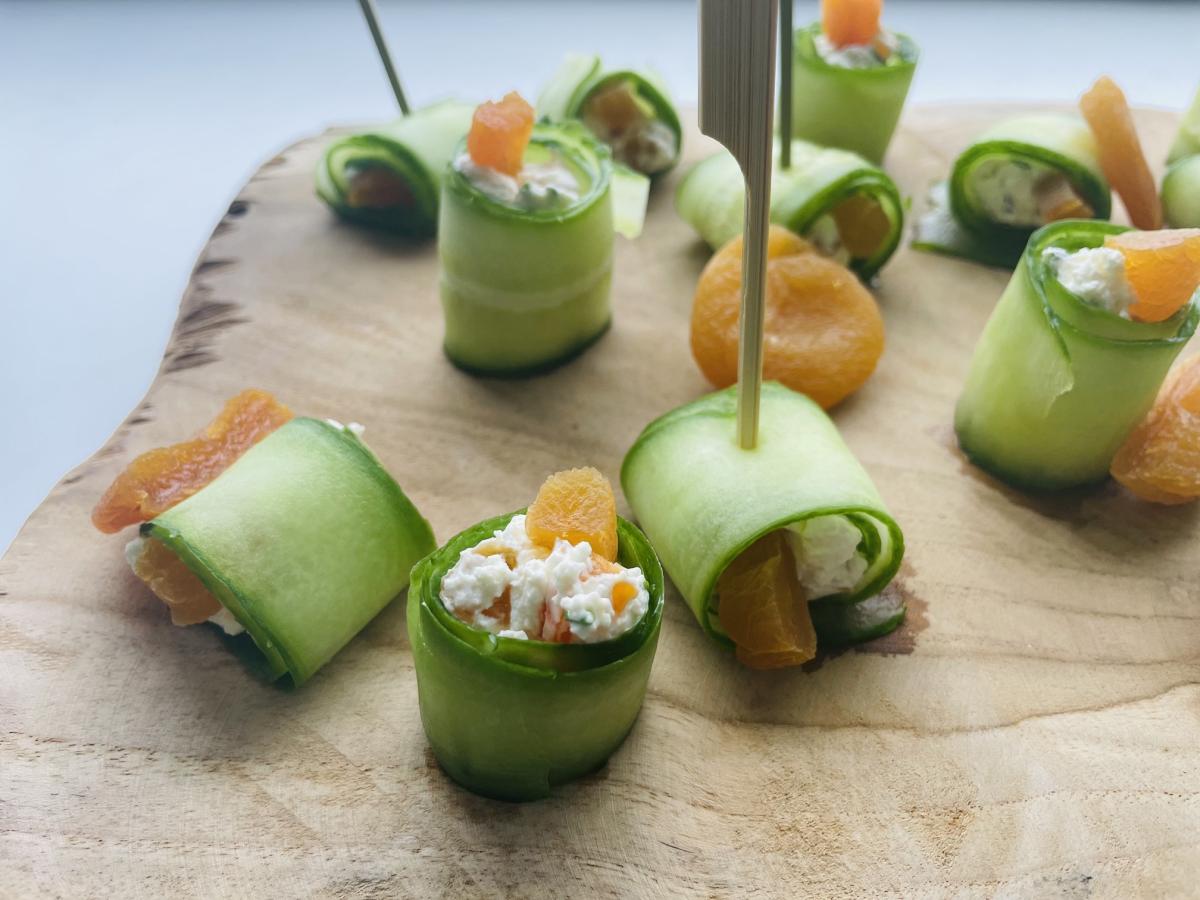 Maki de concombre au fromage frais et aux abricots secs