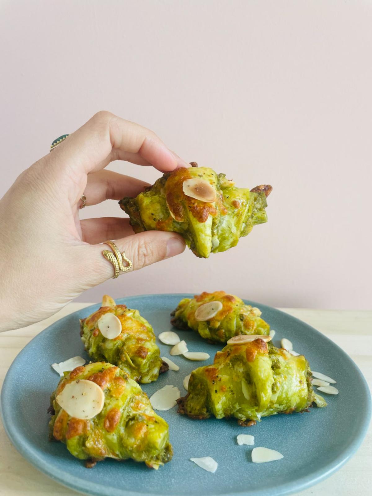 Croissants salés au pesto et aux amandes effilées